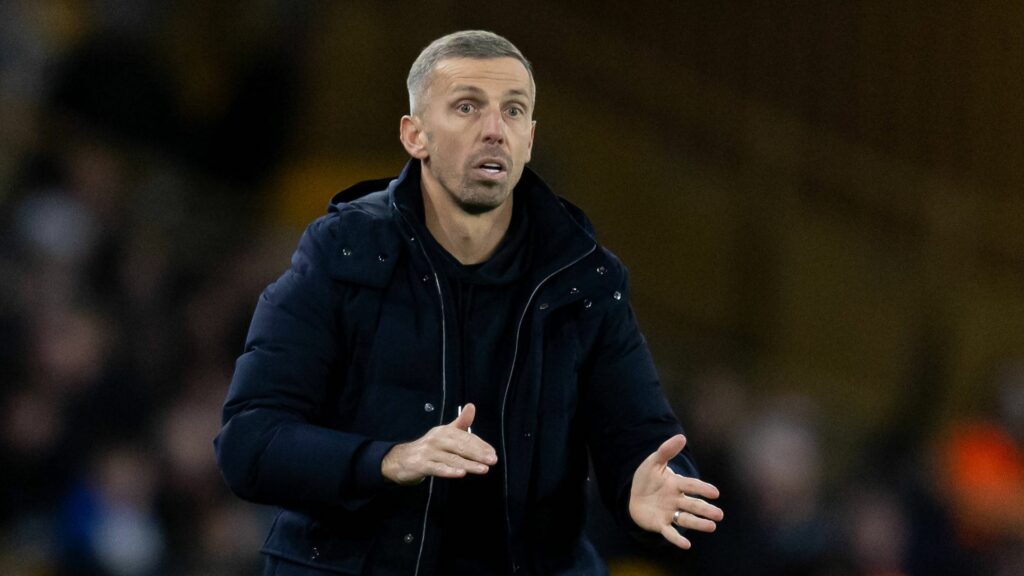 Gary O'Neil watches his Wolves side